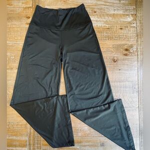 Arolina Black wide leg yoga pants sz Med